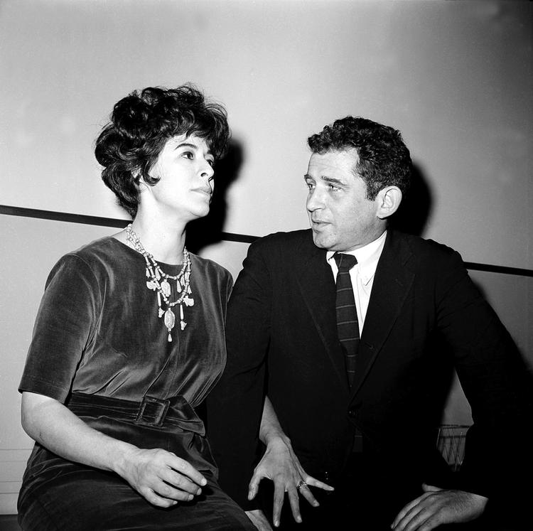 Norman Mailer var gift seks gange, inden han døde i 2007. Her ses han i retten i 1960 med Adele Mailer, sin daværende hustru, som han i fuldskab kom til at stikke ned med en lommekniv, så hun var lige ved at dø af det. Hun ønskede dog ikke at rejse sag mod sin mand.  Foto: /ASSOCIATED PRESS