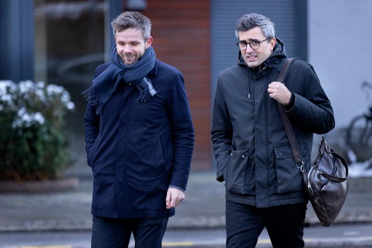 Det ville ikke være almindelig praksis at informere departementschefen eller statsministeren, forklarede Pelle Pape (th), der her ses med sin bisidder. Foto: Mads Nissen