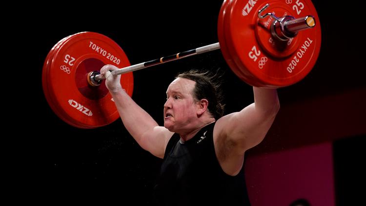 Newzealandske Laurel Hubbard er født som mand, men er skiftet til kvinde, og deltog ved OL i Tokyo sidste år som 42-årig i kvindernes vægtløftning, hvor hun dog ikke kunne blande sig i medaljestriden. Foto: Seth Wenig/Ritzau Scanpix
