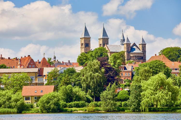 Viborg Domkirke er om noget vartegnet for byen, og det to tårne kan også ses fra søsiden.  