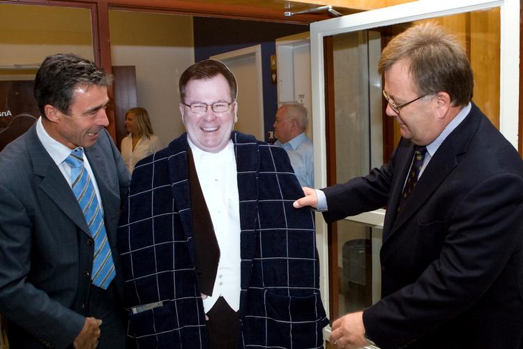 Venstres mangeårige 'chefstrateg' har altid støttet sin partiformand trofast. Her ses han på sin 60 års-fødselsdag sammen med tidligere statsminister Anders Fogh Rasmussen. Foto: Thomas Larsen