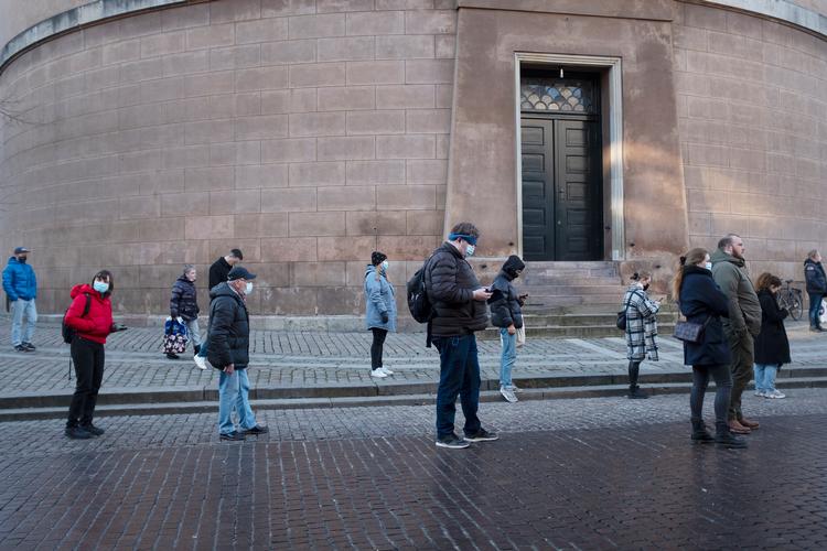 Opstår der flokimmunitet i samfundet, betyder det ikke, at borgerne kan vinke farvel til coronaepidemien, mener forsker.  Foto: Thomas Borberg