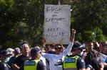 Demonstranter i Melbourne protesterer til fordel for den serbiske tennisstjerne Novak Djokovic.  Foto: William West/Ritzau Scanpix