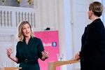     Statsminister Mette Frederiksen (S) og politisk leder for De Radikale Sofie Carsten Nielsen under partilederdebat ved Radikale Venstres nytårsstævne, i Landstingssalen på Christiansborg i København. Foto: Philip Davali/Ritzau Scanpix