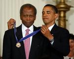     I 2009 blev Sidney Poitier tildelt den anerkendte 'Presidential Medal of Freedom' overrakt af den daværende amerikanske præsident, Barack Obama.   Foto: Jason Reed/Ritzau Scanpix