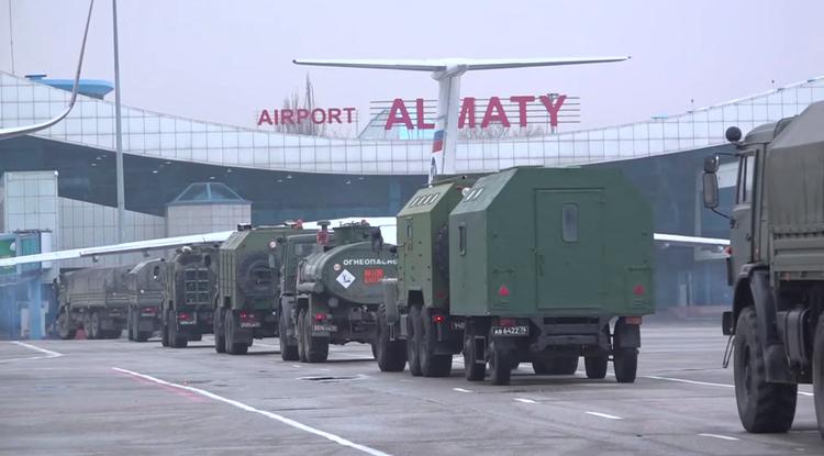 Russiske styrker kommer til Almaty Lufthavn i Kazakhstan...
 Foto: Defence Ministry Of Russia/Ritzau Scanpix