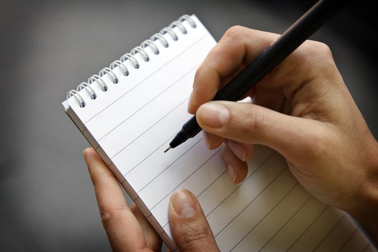 Før i tiden kaldte vi det en skrivelse, et brev, en mail, en fax, et notat ... i dag bliver det slet og ret betegnet som 'et skriv'. Og det er lige så slemt som 'at vækste' eller 'at drifte', mener sprogeksperten. Foto: Jens Dresling