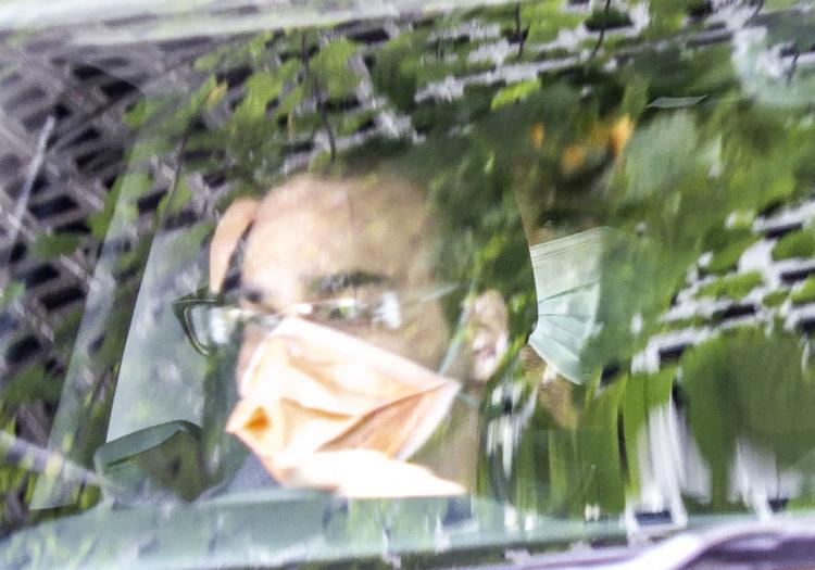 I dette billede fra AFPTV viser angiveligt Novak Jokovic på bagsædet til højere på vej væk fra det hotel, hvor han har siddet i karantæne.  Foto: Andrew Leeson/Ritzau Scanpix