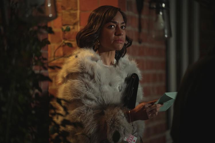 Cush Jumbo, blandt andet kendt fra serien 'The Good Fight', spiller rollen som den tidligere stripdanser Cassie, hvis skeletter begynder at vælte faretruende ud af skabet.  