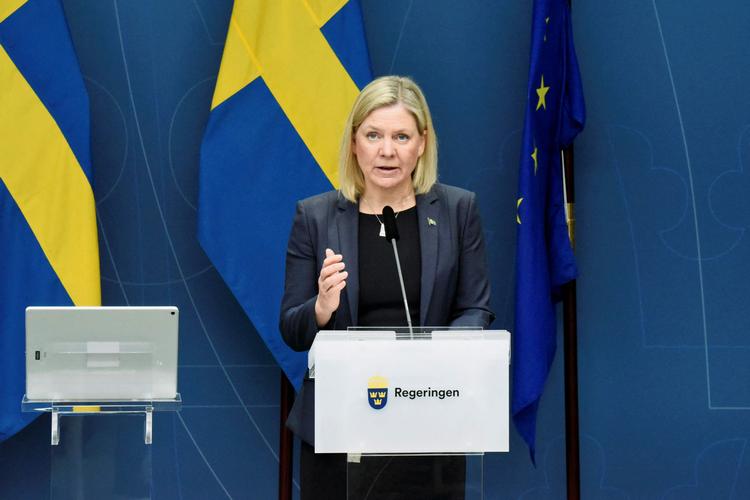 Sveriges statsminister, Magdalena Andersson, fortæller om de nye restriktioner på et pressemøde.  Foto: Marko Saavala/Ritzau Scanpix
