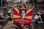 Til en demonstration mod militærkuppet  i Myanmars største by Yangoon i marts 2021 holder en demonstrant en plakat, som har Aung San Suu Kyi afbildet. Foto: Str/Ritzau Scanpix