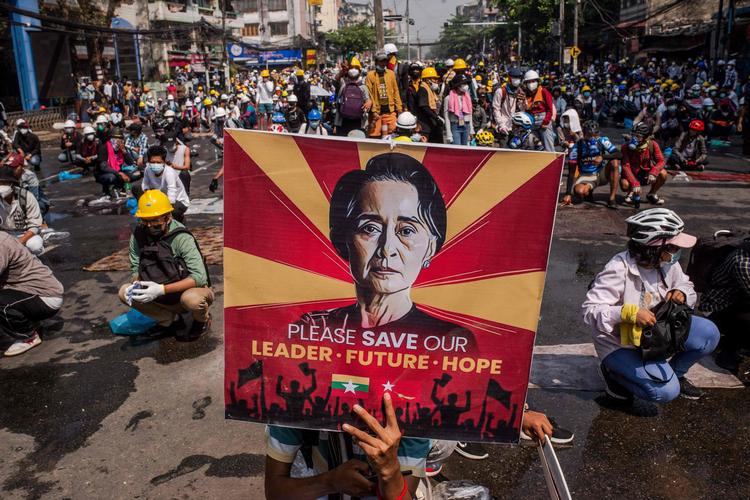 Til en demonstration mod militærkuppet  i Myanmars største by Yangoon i marts 2021 holder en demonstrant en plakat, som har Aung San Suu Kyi afbildet. Foto: Str/Ritzau Scanpix