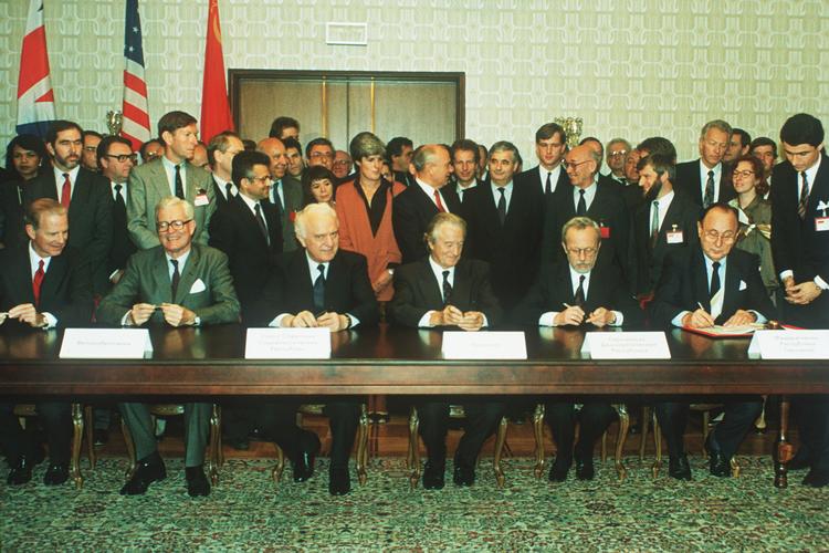 Den 12. september 1990 underskrev seks udenrigsministre den såkaldte 2+4 traktat. Fra venstre er det USA's James Baker, Storbritanniens Douglas Heard, Sovjetunionens Eduard Shevardnadze, Frankrigs Roland Dumas, Østtysklands Lothar de Maiziere og Vesttysklands  Hans-Dietrich Genscher.  Foto: /ASSOCIATED PRESS