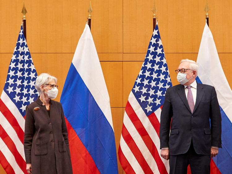 USA's viceudenrigsminister, Wendy Sherman, og Ruslands udenrigsminister, Sergei Ryabkov, indledte mandag forhandlingerne i Genève om konflikten ved grænsen til Ukraine. Foto: Denis Balibouse/Ritzau Scanpix