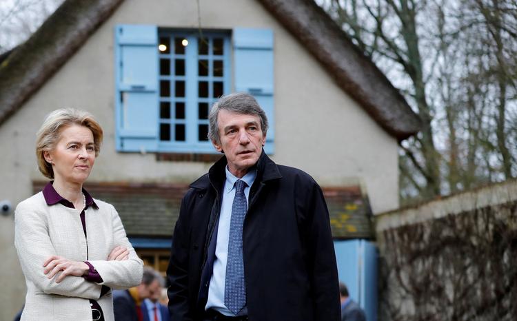 EU-kommissionens formand, Ursula von der Leyen, udtrykker på Twitter sin sorg over bortgangen af EU-Parlamentets formand, David Sassoli (th.), der døde natten til tirsdag. Foto: Pool New/Ritzau Scanpix