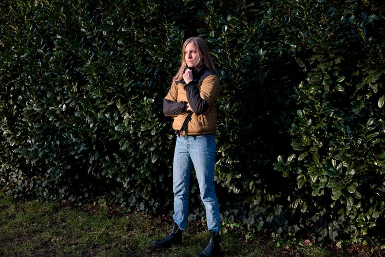 Forfatteren Emeli Bergman er nomineret til Politikens Litteraturpris for romanen 'Undersiden af dagen'. Den handler om en kvinde, der flytter fra familie til familie for at passe børn. Uden de tænker over det, ser hun alt med et både fascineret og kritisk blik. Foto: Marcus Emil Christensen