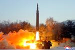 Nordkorea mistænkes for at have affyret endnu et ballistisk missil. Billedet her stammer fra en affyring af et formodet hypersonisk missil 5. januar. Foto: Kcna/Ritzau Scanpix