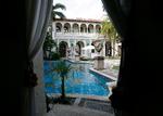 I 'Svømmeren' bliver luksuøse swimmingpools til ligkister for den amerikanske drøm, borgerlige værdier og bristede illusioner. Billedet er fra 
Casa Casuarina i Miami Beach, hvor designerikonet Gianni Versace levede frem til sin død. I dag fungerer den storslåede villa på Ocean Drive som italiensk restaurant.  Foto: Lynne Sladky/Ritzau Scanpix