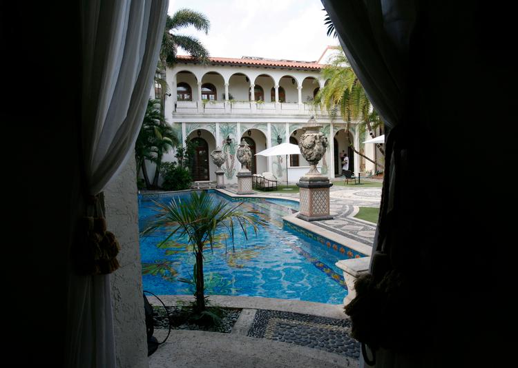 I 'Svømmeren' bliver luksuøse swimmingpools til ligkister for den amerikanske drøm, borgerlige værdier og bristede illusioner. Billedet er fra 
Casa Casuarina i Miami Beach, hvor designerikonet Gianni Versace levede frem til sin død. I dag fungerer den storslåede villa på Ocean Drive som italiensk restaurant.  Foto: Lynne Sladky/Ritzau Scanpix