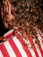 Ejeren af Western Saloon i sin rød- og hvidstribede Tuborg-skjorte. Foto: Thomas Skou 