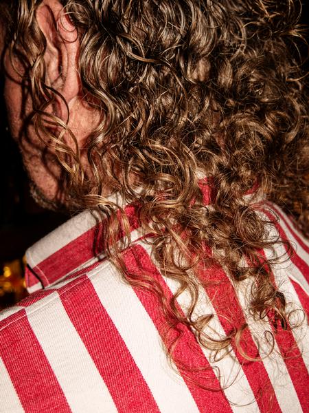 Ejeren af Western Saloon i sin rød- og hvidstribede Tuborg-skjorte. Foto: Thomas Skou 