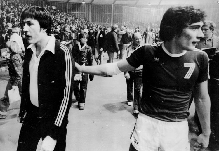 Det var dengang. Morten Stig Christensen (til højre) var landsholdets yngste spiller, da Danmark, under ledelse af landstræner Leif Mikkelsen (til venstre) tabte VM-bronzekampen til DDR i Brøndby-Hallen i 1978. Foto: Polfoto