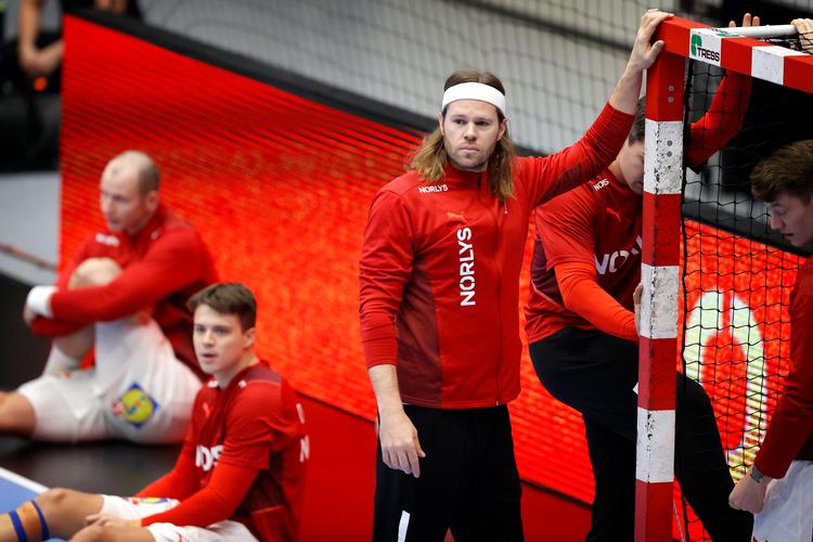   Farerne lurer overalt på Mikkel Hansen og co. Først på flyturen til Ungarn og nu af de fyldte haller. Foto: Jens Dresling