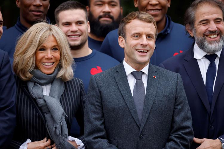    Brigitte Macron og præsident Macron under en rugbykamp i november. Parret har nu i over fem år været ofre for ondsindede rygter på nettet organiseret af højreekstremistiske kredse. Foto: Pool/Ritzau Scanpix