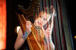 Allerede som femårig begyndte Joanna Newsom at spille harpe, og instrumentet har fulgt hende lige siden.   Foto: Carsten Bundgaard