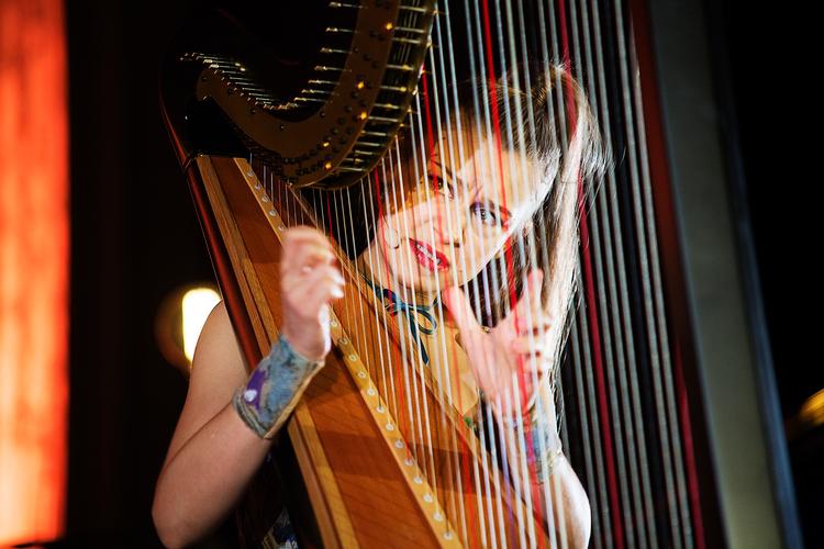 Allerede som femårig begyndte Joanna Newsom at spille harpe, og instrumentet har fulgt hende lige siden.   Foto: Carsten Bundgaard