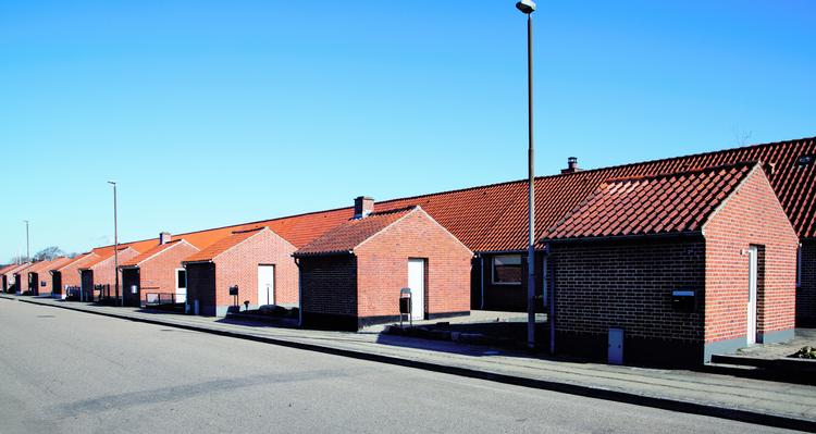 Kun postboksene langs vejen afslører, at billedet er taget inden for de seneste år. Rækkehuse i Skjern af Bent Alstrup og Jørn Utzon, 1956. Foto: Marie-Louise Høstbo