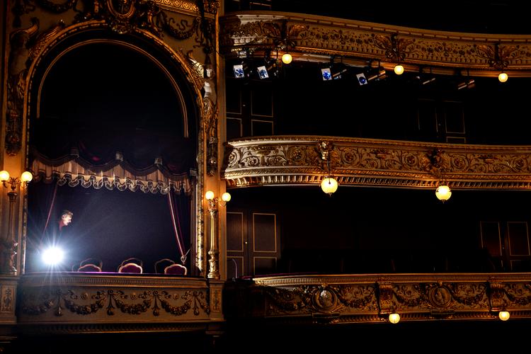 Gamle Scene på Det Kongelige Teater har i dag plads til omkring 1.300 gæster. Epidemikommissionen anbefaler, at teatret kan åbne fra og med på søndag med en deltagerbegrænsning på 350 personer. Foto: Marius Renner