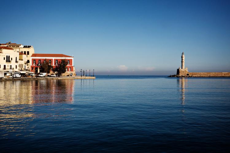 Kreta er et af den kommende sommerferies store hit hos danske rejsende. Her er det Chania, Kretas næststørste by, med den gamle bydel ud til den venetianske havn.   Foto: Martin Lehmann