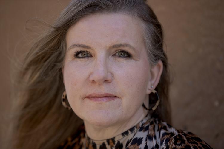 Susanne Ryding fra Ishøj er kronisk smertepatient og førtidspensionist og har som følge af en ulykke som 15-årig stadig forskellige problemer i det meste af kroppen. Lige nu venter hun på udredning for inkontinens. Foto: Miriam Dalsgaard