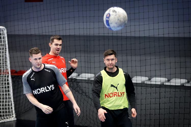  Kevin Møller (tv.), Rasmus Lauge og Niklas Landin trænede sammen med holdkammeraterne inden det torsdag går løs mod Montenegro.    Foto: Jens Dresling
