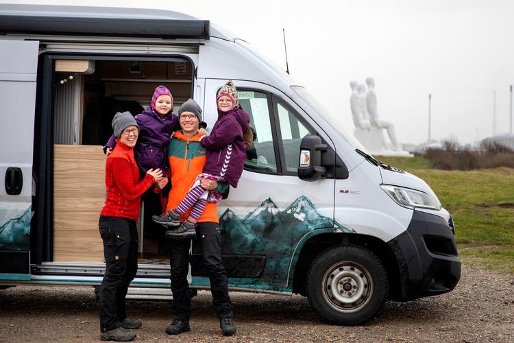 Familien Sørensen købte en autocamper til deres seks måneder lange rejse rundt i Danmark. De blev så begejstrede for den, at den nu er deres eneste bil, og de tager ofte afsted på tur i weekenden. Foto: Finn Frandsen