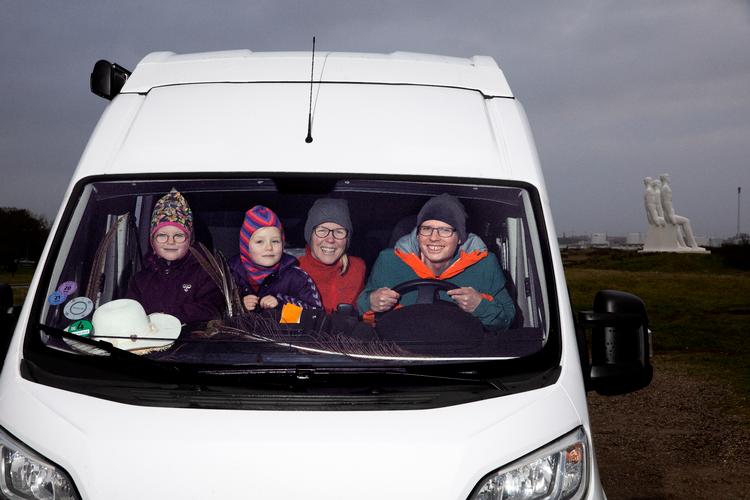 Louise og Morten Sørensen fra Esbjerg havde taget et halvt års selvbetalt orlov for at rejse til Asien med tvillingedøtrene Sofie og Julie. På grund af corona købte de i stedet en autocamper og kørte Danmark rundt. Foto: Finn Frandsen