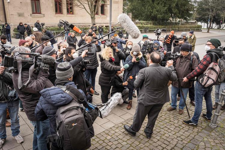Mazen Darwish, syrisk advokat og og menneskeretsaktivist, fremlægger torsdagens dom over obersten i Asad-diktaturet, Anwar Raslan, der blev kendt skyldig i forbrydelser mod menneskeheden ved en tysk domstol torsdag i Koblenz.
 Foto: Bernd Lauter/Ritzau Scanpix