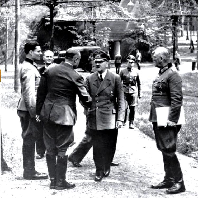 Bundesarchiv_Bild_146-1984-079-02_Führerhauptquartier_Stauffenberg_Hitler_Keitel