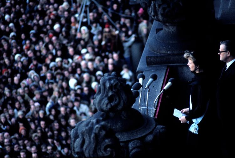     Statsminister Jens Otto Krag udråber prinsesse Margrethe til dronning Margrethe II af Danmark fra  Christianborg Slots balkon.   Foto: Christen Hansen