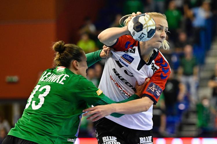 Team Esbjerg, her med norske Henny Ella Reistad (th.) på arbejde, kan igen tilbyde sæsonkortholdere og sponsorer en håndboldoplevelse. Foto: Tamas Vasvari/Ritzau Scanpix
