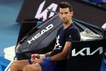 Der er udsigt til en meget anderledes januar måned for den nifoldige Australian Open-vinder Novak Djokovic, der ikke kommer med i grand slam-turneringen denne gang efter indgriben fra den australske regering. Foto: Martin Keep/Ritzau Scanpix