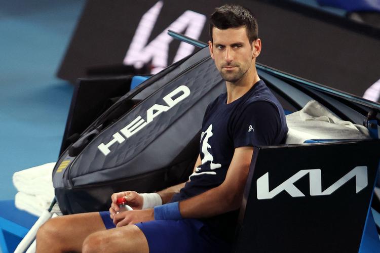 Der er udsigt til en meget anderledes januar måned for den nifoldige Australian Open-vinder Novak Djokovic, der ikke kommer med i grand slam-turneringen denne gang efter indgriben fra den australske regering. Foto: Martin Keep/Ritzau Scanpix