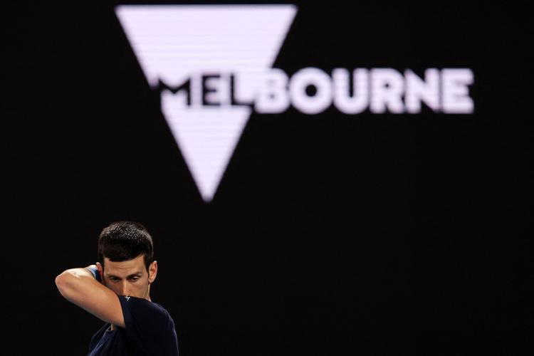 Novak Djokovic til træning i Melbourne i dag fredag, hvor immigrationsministeren besluttede at inddrage hans visa.  Foto: Martin Keep/Ritzau Scanpix