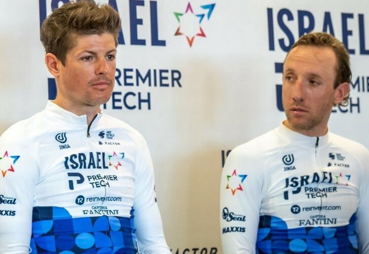 Jakob Fuglsang (t.v.) ved holdpræsentationen sammen med canadieren Michael Woods. Foto: Noa Amon/Israel-Premier Tech 