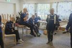 Der er ikke noget naturgivent i at trække sig tilbage fra samfundet, når man er midt i tresserne, og for mange vil det i fremtidien være drømmen at blive på arbejde, måske bare på friere vilkår, mener fremtidsforsker Anne Skare NIelsen. Her medlemmer af landets ældste fodboldhold, der kun består af kvinder. Foto: Katrine Hørup Noer