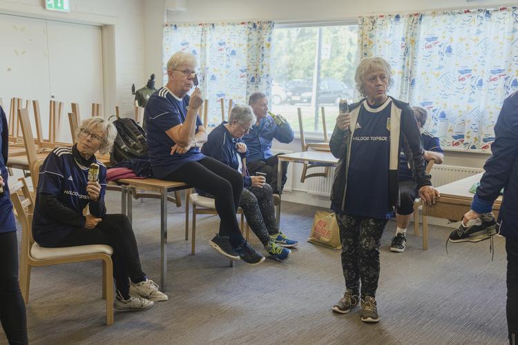 Der er ikke noget naturgivent i at trække sig tilbage fra samfundet, når man er midt i tresserne, og for mange vil det i fremtidien være drømmen at blive på arbejde, måske bare på friere vilkår, mener fremtidsforsker Anne Skare NIelsen. Her medlemmer af landets ældste fodboldhold, der kun består af kvinder. Foto: Katrine Hørup Noer