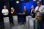 Kandidaterne til at blive ny DF-formand gør sig klar til debat. De fire er Morten Messerschmidt, Martin Henriksen, Merete Dea Larsen og Erik Høgh-Sørensen. Foto: Philip Davali/Ritzau Scanpix