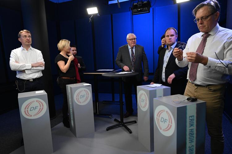 Kandidaterne til at blive ny DF-formand gør sig klar til debat. De fire er Morten Messerschmidt, Martin Henriksen, Merete Dea Larsen og Erik Høgh-Sørensen. Foto: Philip Davali/Ritzau Scanpix