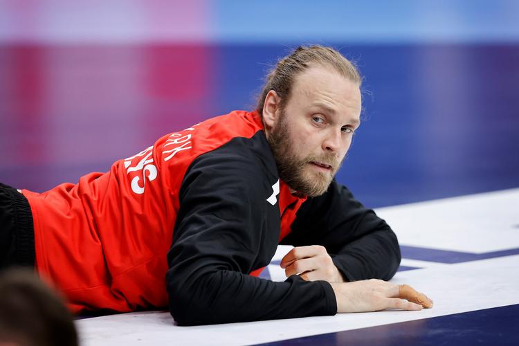 Rar ser han ud, og det er Henrik Møllgaard også. Men på en håndboldbane vil de færreste modstandere i nærkontakt med den danske forsvarschef.  Foto: Jens Dresling